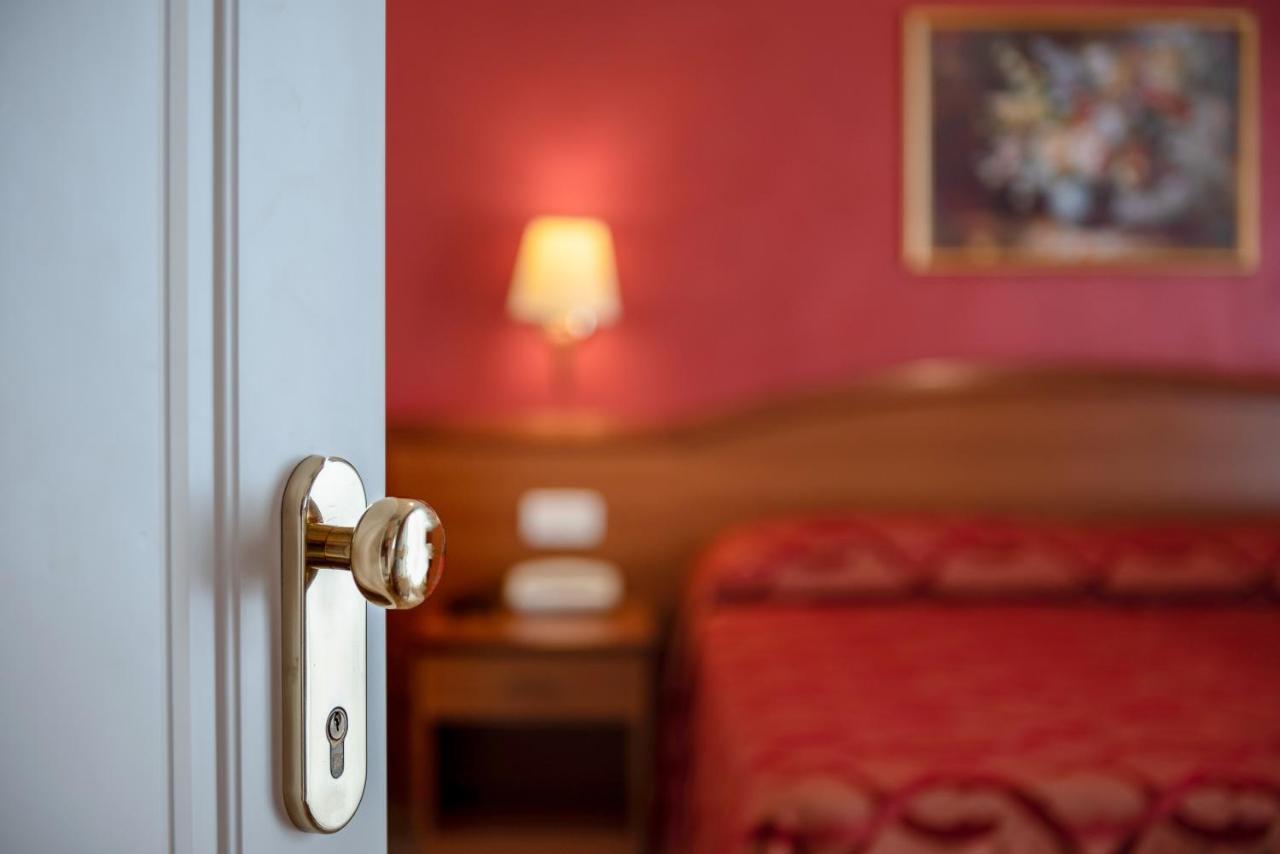 Hotel Tiffany Rimini Ngoại thất bức ảnh