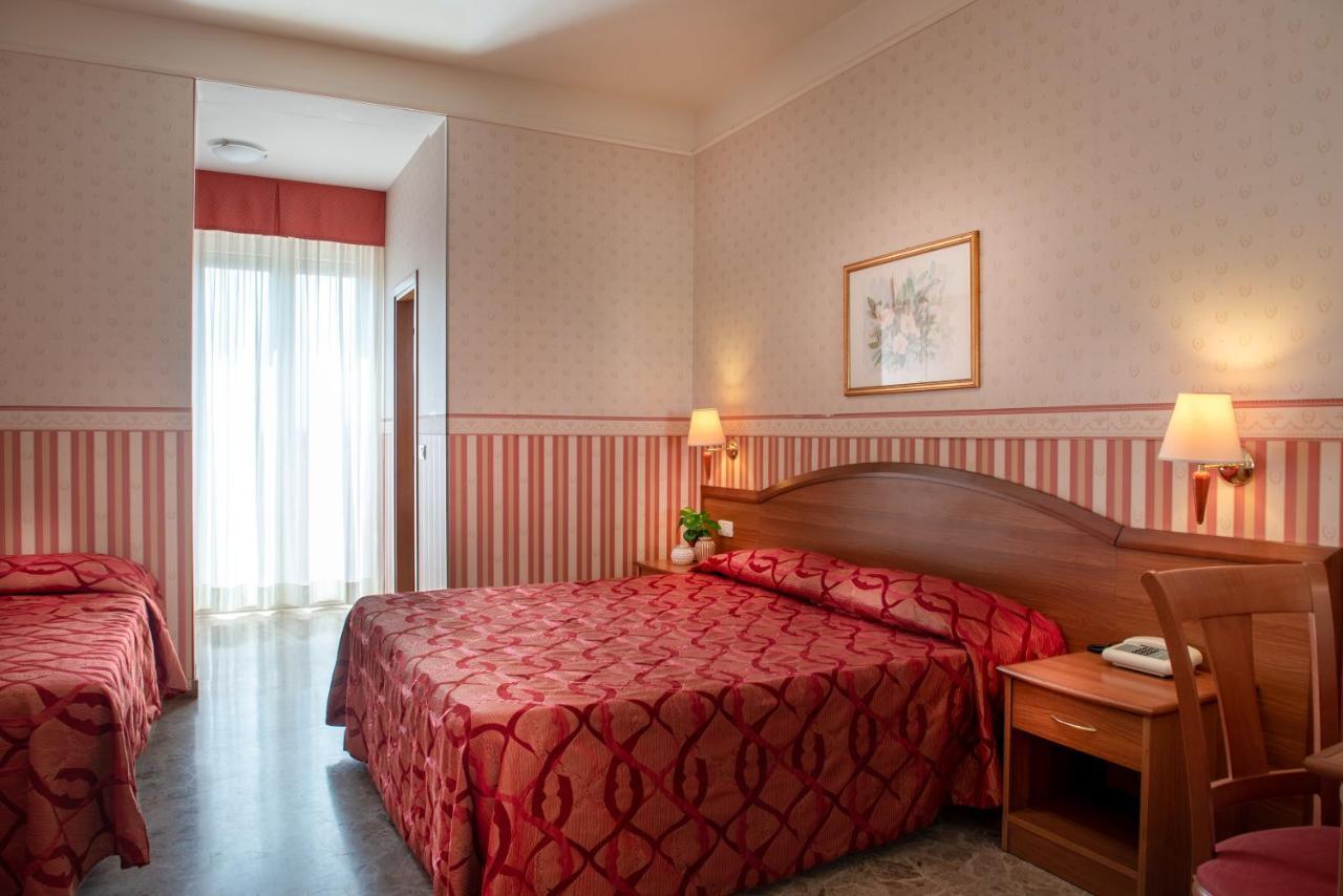 Hotel Tiffany Rimini Ngoại thất bức ảnh